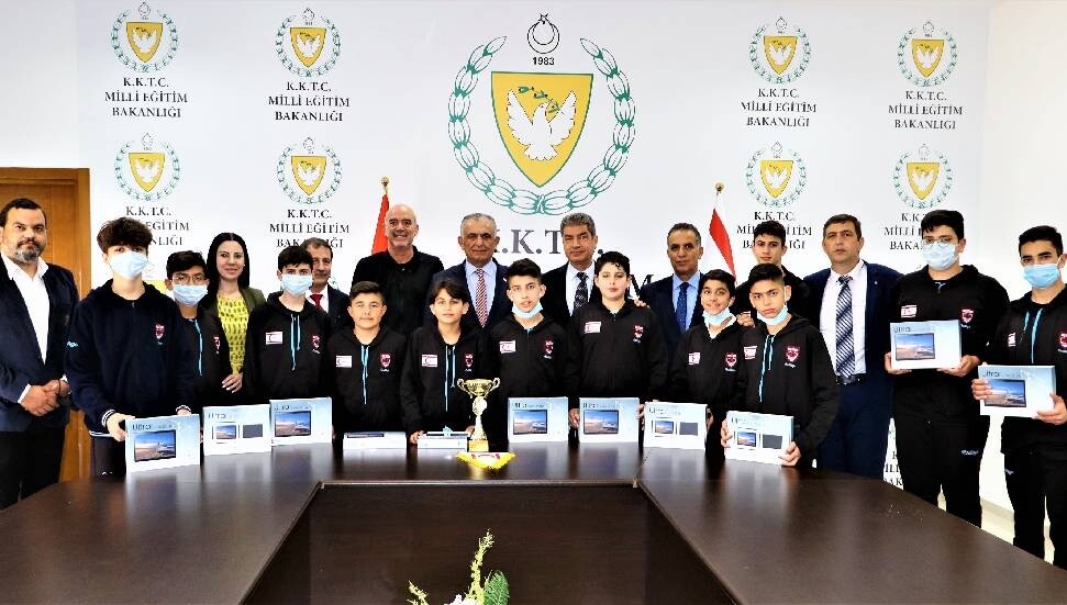 Çavuşoğlu, Gazimağusa Türk Maarif Koleji erkek voleybol takımını kabul etti