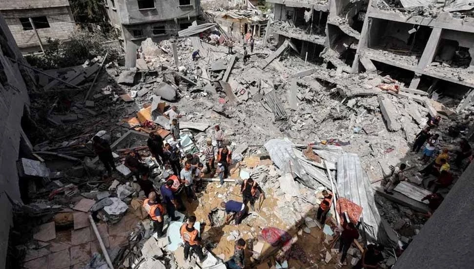 Gazze’de 230 günün korkunç bilançosu: 77 bin ton patlayıcı kullanıldı, 35 bin 800 ölü, 80 bin 200 yaralı var İsrail ordusunun, 7 Ekim 2023’ten bu yana Gazze Şeridi’ne yönelik sürdürdüğü saldırılarda 77 bin ton patlayıcı kullanıldığı ve 87 bin konutun tamamen yıkıldığı belirtildi. Gazze’de hastanelere ulaşan ölü sayısının 35 bin 800, yaralı sayısının da 80 bin 200 olduğu kaydedildi. Ölenlerden 15 bin 239’u çocuk ve 10 bin 93’ü kadın kadın.